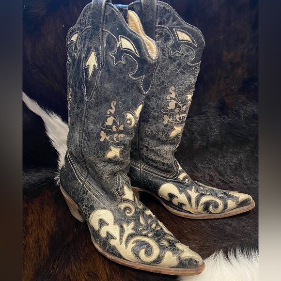 Corral Shoes - Size 8.5B. In very good condition.